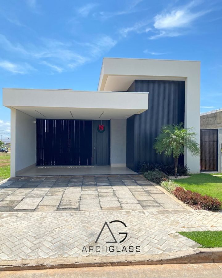 Fachada residencial com esquadrias pretas - ArchGlass, Cuiabá-MT